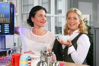 Die Rosenheim-Cops – Im Rosenheimer Kommissariat: Sekretärin Miriam Stockl (Marisa Burger, l.) und Marie Hofer (Karin Thaler, r.).