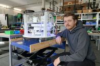 Einfach genial – Erfinder Dimitri Benke aus Darmstadt sitzt neben seiner Erfindung, dem magnetischen Kühlsystem für Kühlschränke.