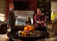 Modern Family – L-R: Mitchell Pritchett (Jesse Tyler Ferguson), Lily Tucker-Pritchett (Aubrey Anderson-Emmons) und Cameron Tucker (Eric Stonestreet)
