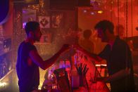 neoriginal: Ready.Daddy.Go! – Single und ohne beste Freundin. Darauf stößt Michel (Fridolin Sandmeyer, r.) erstmal mit Barkeeper Cem (Benito Bause, l.) an.