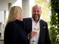 Winzerlegenden – Gerhard und Yvonne Kracher während Servus TVs "Winzerlegenden" in Illmitz, Burgenland, Österreich am 18. Oktober 2023