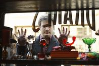 Castle – In einem Zauberladen wird der Magier Zalman Drake tot aufgefunden. Richard Castle (Nathan Fillion) sieht sich den Tatort genauer an.