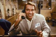 Twins - Zwillinge – Kann es kaum glauben, dass er einen Zwillingsbruder hat: Julius (Arnold Schwarzenegger) wuchs bisher nur von Wissenschaftlern behütet auf einer Insel auf.