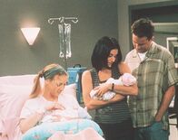 Friends – Monica (Courteney Cox, Mi.) und Chandler (Matthew Perry, re.) bewundern die drei Babys von Phoebe (Lisa Kudrow).