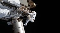 Spacetime – Ein Astronaut und Ingenieur führt Arbeiten an der Internationalen Raumstation durch. Auch für Raumfahrer*innen stellt Weltraumschrott eine Gefahr dar.