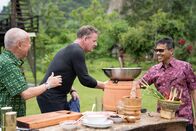 Gordon Ramsay: Kulinarische Abenteuer – West Sumatra, Indonesia - L to R: Chef William Wongso and Gordon Ramsay greet the Governor of West Sumatra during the big cook. (National Geographic/Justin Mandel)