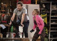 B Positive – Drew Dunbar (Thomas Middleditch, l.); Gina Dabrowski (Annaleigh Ashford, r.)