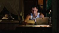Death in Paradise – Detective Neville Parker (Ralf Little) recherchiert nachts zu einer Person, die im Zusammenhang mit dem Mordfall stehen könnte und macht dabei eine interessante Entdeckung.