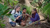 Rock Islands Rätsel – v.li.: Meesha Rai (Inessa Tan), Nori Harlow (Noah Akhigbe), Lila Gray (Izellah Connelly)