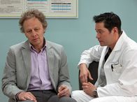 In aller Freundschaft – Bei der Untersuchung von Wolfram Brentano (Thomas Bading, links) stellt sich heraus, dass es sich um einen Tumor am Hörnerv handelt. Er muss also am Kopf operiert werden, aber damit können die Ärzte einer Verschlimmerung vorbeugen. Dr. Philipp Brentano (Thomas Koch) versucht seinen Onkel zu beruhigen.