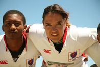 Karen in Action – Rugby ist in Südafrika so populär wie bei uns Fußball und mit American Football zu vergleichen, nur ohne Helm und ohne Ganzkörperpanzerung. Karen besucht die Rugby-Mannschaft Wellington Roses.