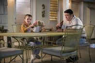 Young Sheldon – Missy Cooper (Raegan Revord, l.); George Cooper sen. (Lance Barber, r.)