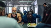 Asbest – Tayo (Mortel Jovete, re.) am Essenstisch im Knast.