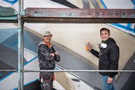 PUR+ – Moderator Eric Mayer versucht sich im sprayen. Er begleitet den bekannten Streetart-Künstler DAIM bei der Gestaltung eines riesigen Graffitis. Wie kriegen sie den 3D-Effekt auf die flache Wand?