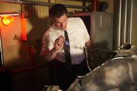 Mayday - Alarm im Cockpit – Dramatisches Reenactment: David McNair (gespielt von Richard Quesnel) schreitet um die Flügelspitze von Arrow Air Flug 1285. Wenn die Besatzung vergessen hatte, die Landeklappen auszufahren, würde dies erklären, warum die DC-8 mit 256 Menschen an Bord nicht in die Luft gehen konnte, als sie vom Gander International Airport abhob. Es scheint, dass die Klappen ordnungsgemäß ausgefahren waren. Die Ermittler müssen an anderer Stelle nach Antworten suchen.