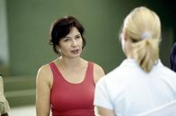 Die Rosenheim-Cops – Wusste die betrogene Ehefrau Angela Böcklin (Martina Maurer, li.), dass sie ihre Tennistrainerin Conny Endres (Simone Heher) seit Jahren die Geliebte ihres Mannes war?