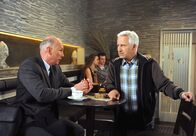 Rote Rosen – ARD ROTE ROSEN FOLGE 1554 Uhr im ERSTEN. Thomas (Gerry Hungbauer, r.) ringt sich durch, auf Dresslers (Michael Bideller, l.) Erpressung einzugehen (mit Komparsen).