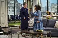 Männerwirtschaft – Oscar Madison (Matthew Perry, l.); Dani (Yvette Nicole Brown, r.)