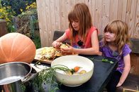 Ich bin Ich – Lina und ihre Schwester Lea putzen und schneiden das frisch geerntete Gemüse.