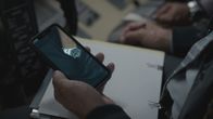 Mayday - Alarm im Cockpit – REENACTMENT - Die Ermittler, die versuchen zu verstehen, was zum tödlichen Absturz von Atlas Air Flug 3591 führte, vermuten, dass die metallene Armbanduhr des Ersten Offiziers Conrad Aska ihn daran gehindert haben könnte, zu bemerken, dass er sein Flugzeug versehentlich in den Go-Around-Modus versetzt hatte. (Cineflix 2022)