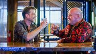 Claws – (v.li.): Kevin Rankin (Bryce), Dean Norris (Uncle Daddy).