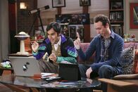 The Big Bang Theory – Haben eine ganz besondere Idee, um Frauen kennenzulernen: Raj (Kunal Nayyar, l.) und Stuart (Kevin Sussman, r.) ...