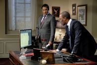 24: Legacy – Während Eric (Corey Hawkins, r.) mit Johns (Jimmy Smits, l.) Hilfe ins Pentagon einbricht, um an geheime Informationen zu kommen, entschließt sich Rebecca für einen ganz anderen Weg, um die Terroristen aufzuhalten ...