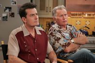 Two and a Half Men – Charlie (Charlie Sheen, l.) bekommt Besuch von Roses Vater (Martin Sheen, r.), der nun wissen möchte, warum er seine Tochter nicht heirate ...