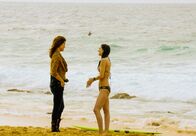 Hawaii Five-0 – Kono (Grace Park, l.) bemerkt, dass ihr Freund Adam ein Geheimnis hat. Mit Catherines (Michelle Borth, r.) Hilfe will sie herausfinden, was dahinter steckt ...