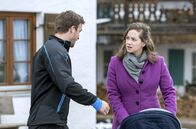 Sturm der Liebe – Tina (Christin Balogh, r.) reagiert zunächst skeptisch auf Boris' (Florian Frowein, l.) Euphorie.