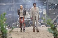 xXx - Triple X – NSA-Agent Gibbons (Samuel L. Jackson, r.), der auf den adrenalinbesessenen Chaoten Xander aufmerksam geworden ist, macht mit ihm einen Deal: Xander Cage (Vin Diesel, l.) kann der drohenden Gefängnisstrafe entkommen, wenn er im Auftrag der NSA bereit ist, die paramilitärische Untergrund-Organisation "Anarchie 99" zu infiltrieren ...