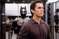 The Dark Knight – Bruce Wayne (Christian Bale) will nicht länger Batman sein - aber er muss ...