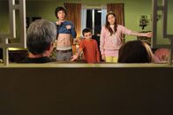 The Middle – Axl (Charlie McDermott, l.), Brick (Atticus Shaffer, M.) und Sue (Eden Sher, r.) werfen ihren Eltern vor, ihnen nicht genug zu vertrauen und wollen beweisen, dass sie für sich selbst Verantwortung übernehmen können. Doch das wird schwieriger, als gedacht ...