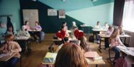 17 Rosen für Emma – Es ist Valentinstag und dieses Jahr werden Rosen und Liebensbriefe in der Klasse verteilt.