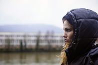 Machine - Die Kämpferin – Machine (Margot Bancilhon) flüchtet in die französische Provinz, doch ihre Verfolger fördern unterdessen Informationen über ihre Vergangenheit zutage.