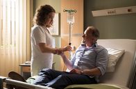 In aller Freundschaft – Carsten Wiebold (André Röhner) ist der Verwaltungdirektor einer großen Dresdener Klinik und Sarah Marquardt hat das Klinikpersonal um besonders zuvorkommende Behandlung gebeten. Doch Wiebold scheint genau das bei Schwester Jasmin Hatem (Leslie-Vanessa Lill) falsch zu verstehen und wird übergriffig.