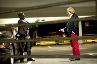 Tatort – Auge in Auge mit dem Bösen: „Der Hammer“ stellt den Rotlichtkönig Bruno Vogler (Frank Zander) in einem Parkhaus zur Rede.