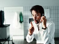 Tatort – Tatort "Der dunkle Fleck" Prof. Karl-Friedrich Boerne (Jan Josef Liefers) ist sauer: Nicht nur, dass er einen Zahn verloren hat, jetzt muss er sich auch noch mit seinem Zahnarzt wegen Terminabsprachen streiten.