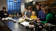 Ganz Ohr – Zhangir, Laura, Viktor, Finn, Luis und Esther besuchen Kurs bei Insekten-Koch-Lehrer Christoph.
