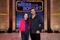Wer weiß denn sowas? – Als Kandidat:innen zu Gast bei "Wer weiß denn sowas?": Die Schauspielerin Julia Hartmann (l.) und der Schauspieler Kai Schumann (r.).