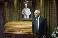 Community – Sein Vater ist tot, doch statt um ihn zu trauern, beschimpft Pierce (Chevy Chase) ihn in seiner Trauerrede, die kurz und ziemlich beleidigend ist ...