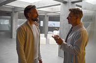 Das Netz - Prometheus – Andreas Müller (Benjamin Sadler, li.) holt seinen alten Freund Georg Trotter (Tobias Moretti) als Chefarzt in die Alpenklinik