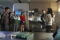 Scorpion – Als Agent Marchand (Jennifer Lee, r.) dem Team einige "Spielsachen" des CIA präsentiert, sind Walter (Elyes Gabel, l.), Happy (Jadyn Wong, 2.v.l.), Sylvester (Ari Stidham, 3.v.l.), Paige (Katharine McPhee, 3.v.r.) und Toby (Eddie Kaye Thomas, 2.v.r.) begeistert. Und Toby nicht nur von der Technik ...