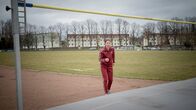 SOKO Wismar – Sarah Bucher (Elisabeth Frank) ist die Zwillingsschwester des Leichtathletiktalents Jana Wegmann. Jana ist vor fünf Jahren nach einer versuchten Vergewaltigung im Anschluss an ein Sportfest grausam ermordet worden. Doch der damalige Täter ist nie überführt worden. Die Kommissare rätseln: Haben die beiden Morde etwas miteinander zu tun?