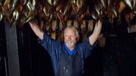 mareTV – Seit 150 Jahren im Geschäft: Die Familie von Barry Brown räuchert in dem Hafenstädtchen Whitby Heringe – „Kippers“, die Nationalspeise der Nordengländer.