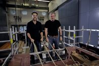 Terra X: Eine kurze Geschichte über... – Dr.-Ing. Uwe Dorka, vom Forscherteam der Uni Kassel, demonstriert zusammen mit Mirko Drotschmann, dass es dank eines ausgeklügelten Mechanismus nur zwei Personen brauchte, um die Grabkammer der Cheops-Pyramide mit tonnenschweren Granitblöcken zu verschließen.