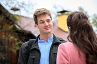 Sturm der Liebe – Henry (Patrick Dollmann, l.) signalisiert Denise (Helen Barke, r.), dass er sie nach Spanien begleiten würde.