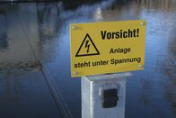 P.M. Wissen – Warnschild