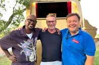 Yared kommt rum – Yared mit Manfred Giesenberg (Bürgermeister) und Christian Bahrmann (KiKanichen&Puppenspieler).