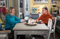 Rote Rosen – Carla (Maria Fuchs, l.) gibt vor Britta (Jelena Mitschke, r.) zu, weniger als Philip in ihre Beziehung zu investieren.